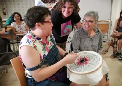 Tejiendo una puntada en el Ñandutí.